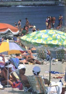 Hampton Beach crowded with tourists